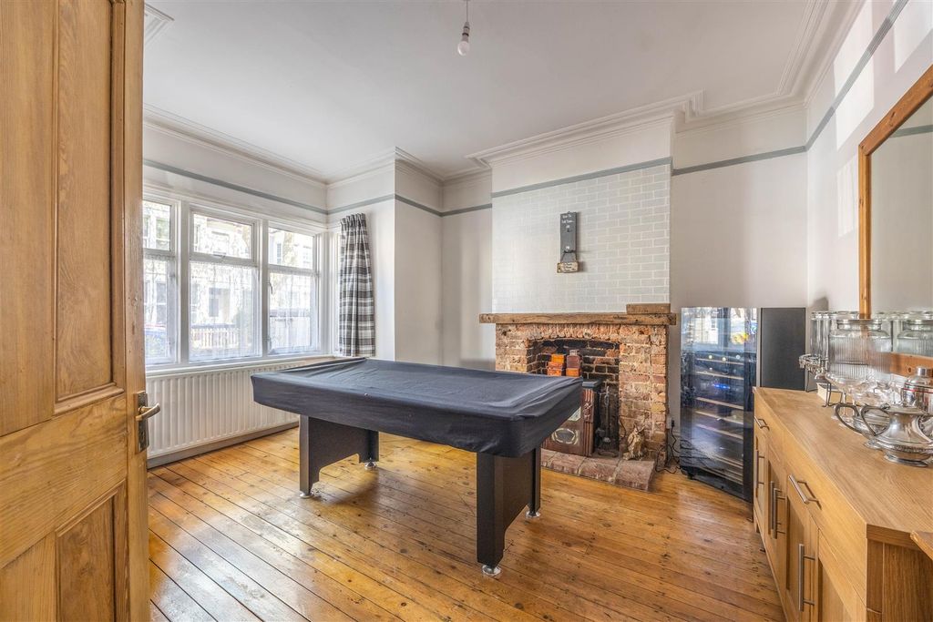 Property photo 2 of 23 Lounge