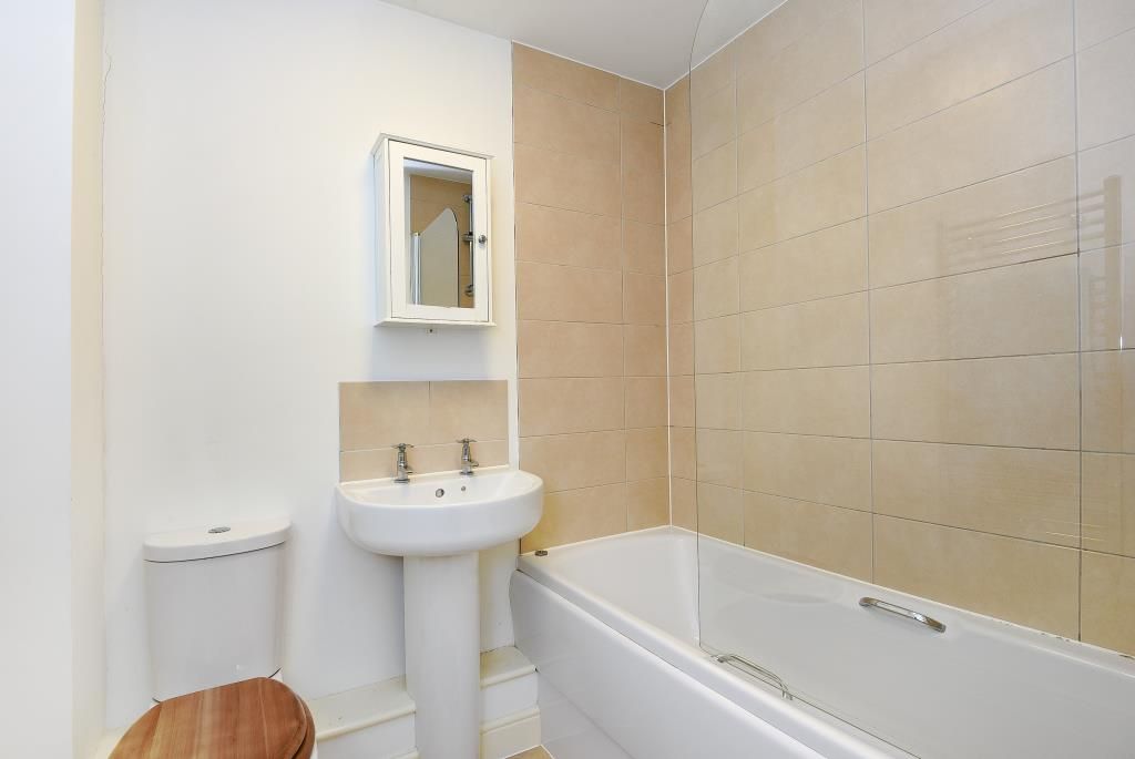 Property photo 3 of 10 Bathroom