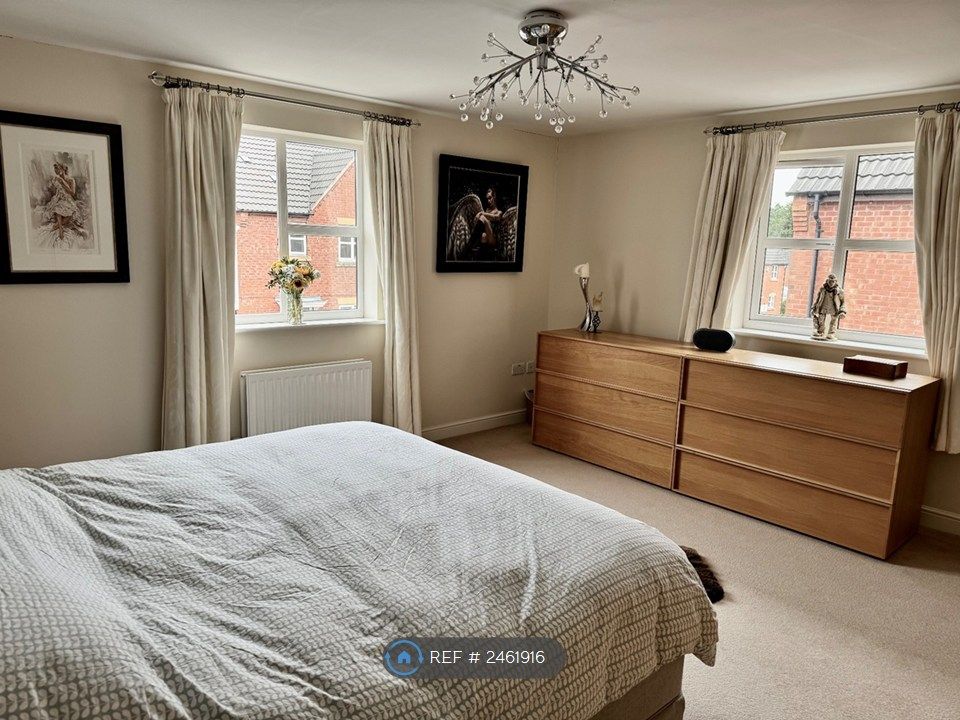 Property photo 3 of 25 Main Bedroom (Hightlight Feature)
