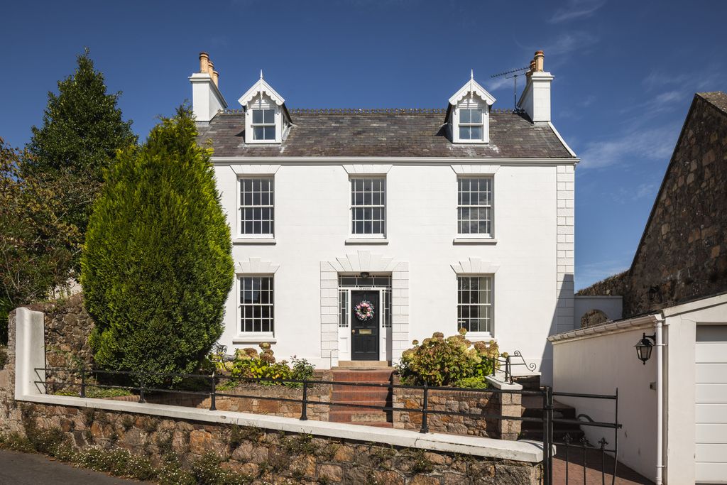 Property photo 2 of 20