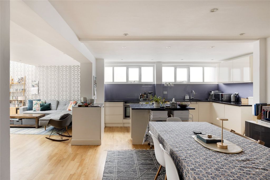 Property photo 3 of 7 Picture 3