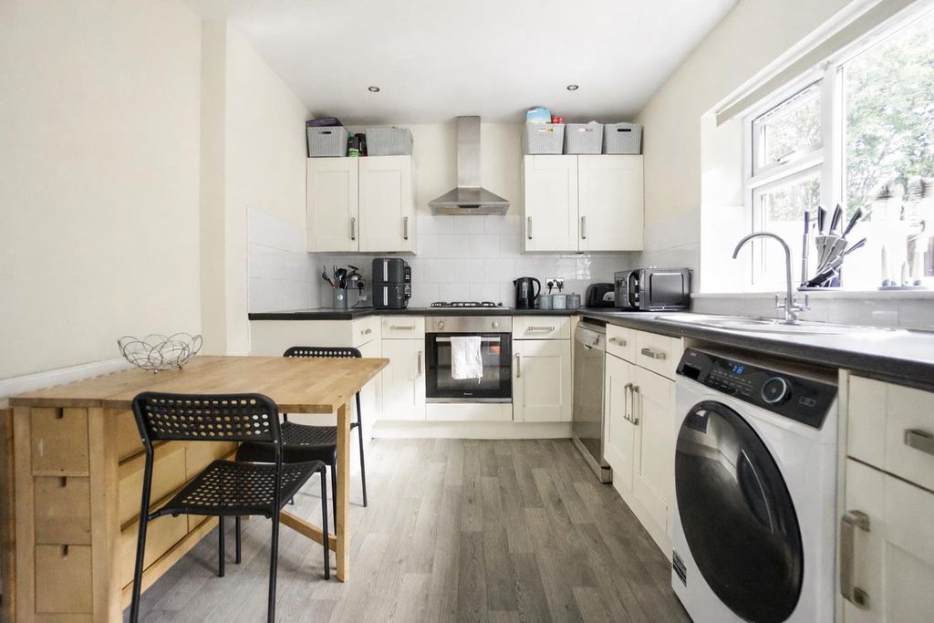 Property photo 2 of 21 Dining Kitchen