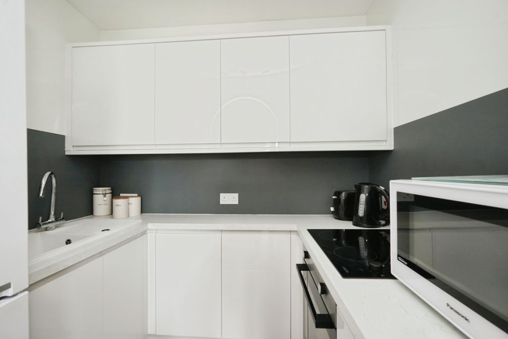 Property photo 3 of 10 Kitchen