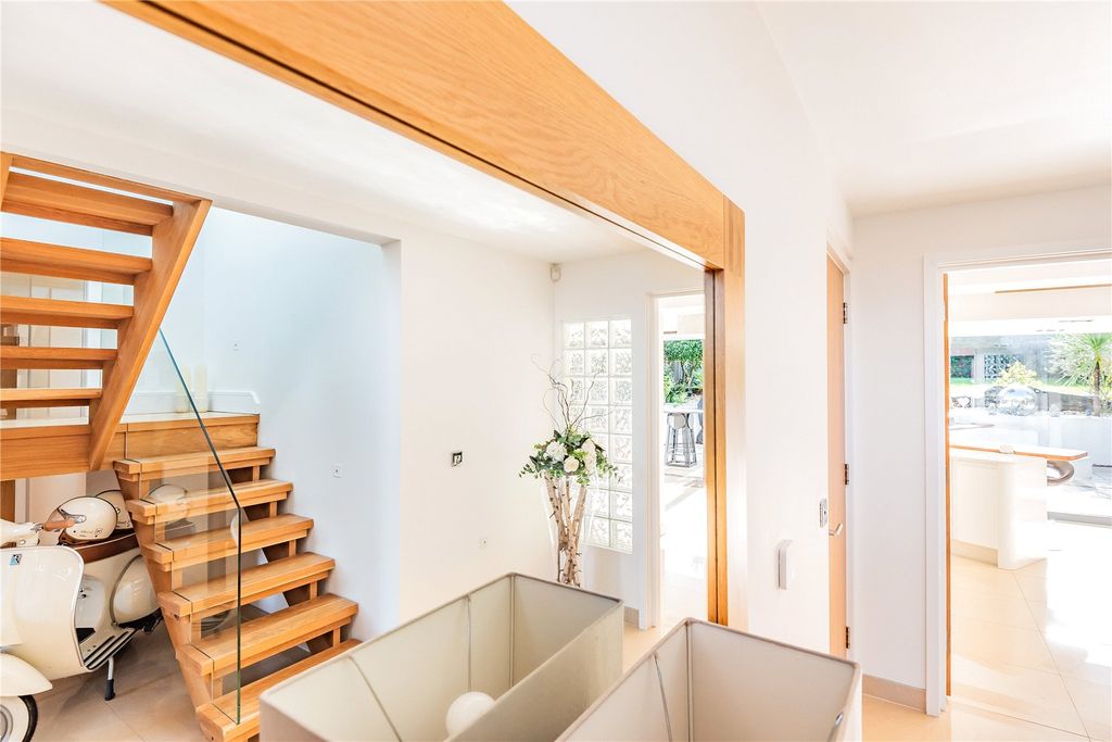 Property photo 3 of 11 Entrance Hall