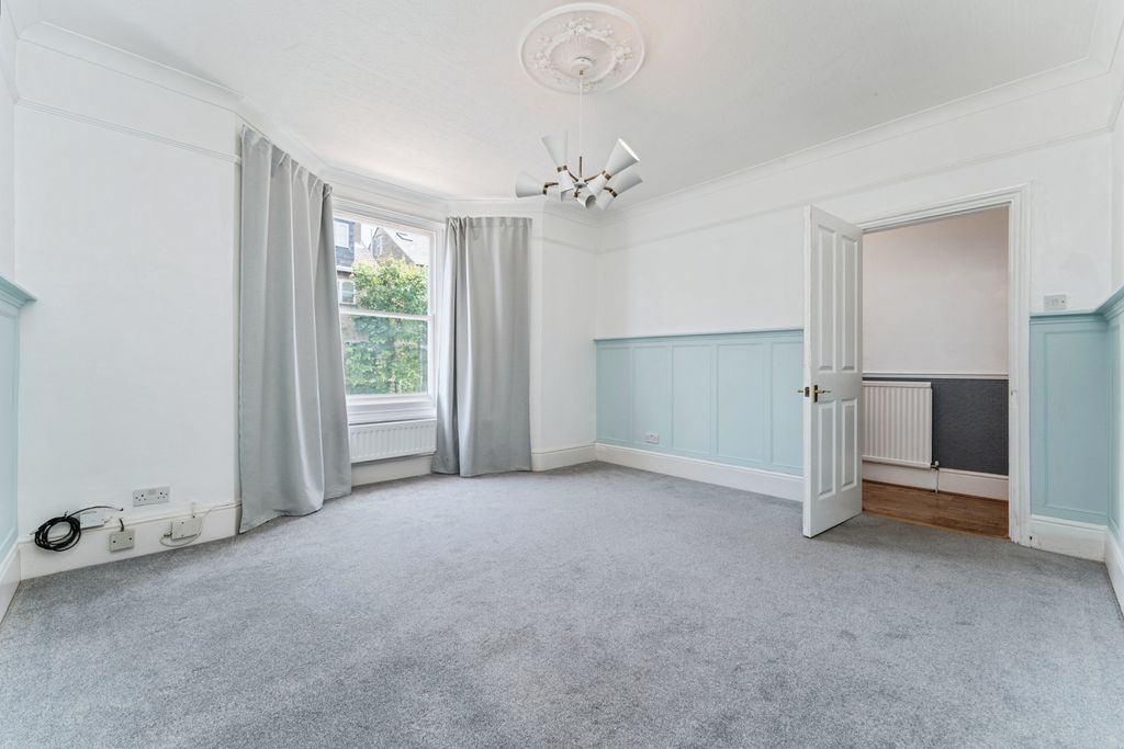 Property photo 1 of 19 Lounge