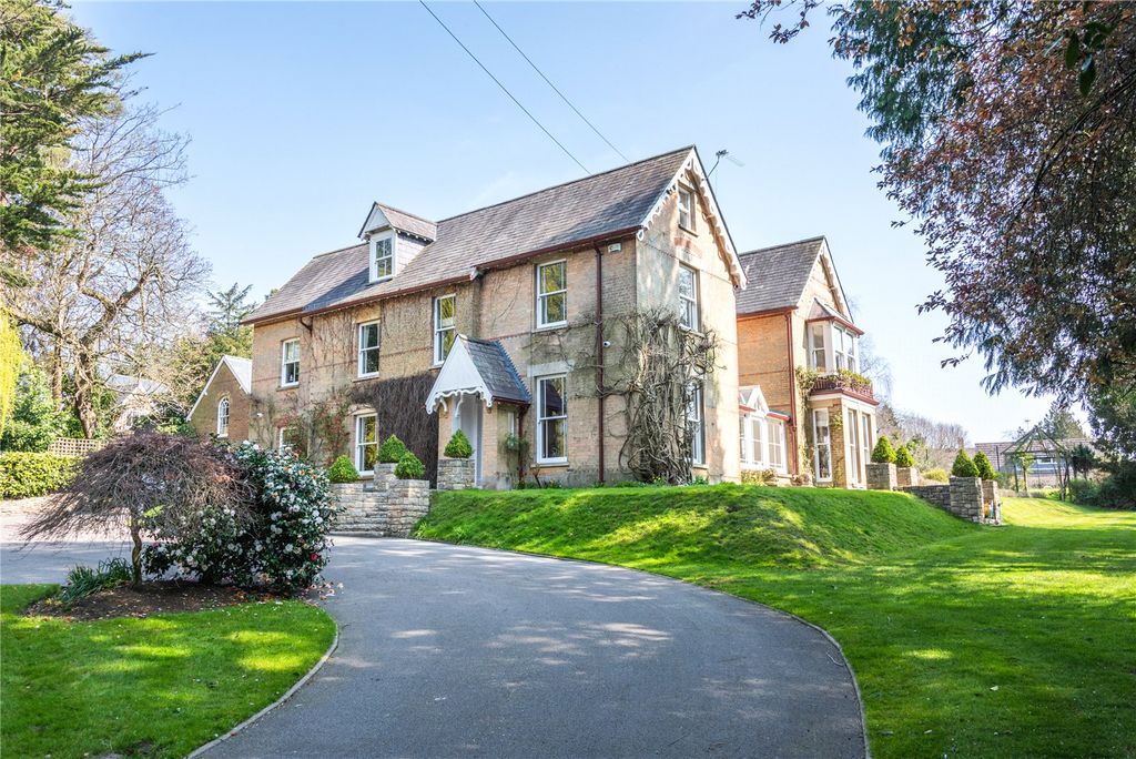 Property photo 3 of 18 Garth Lodge
