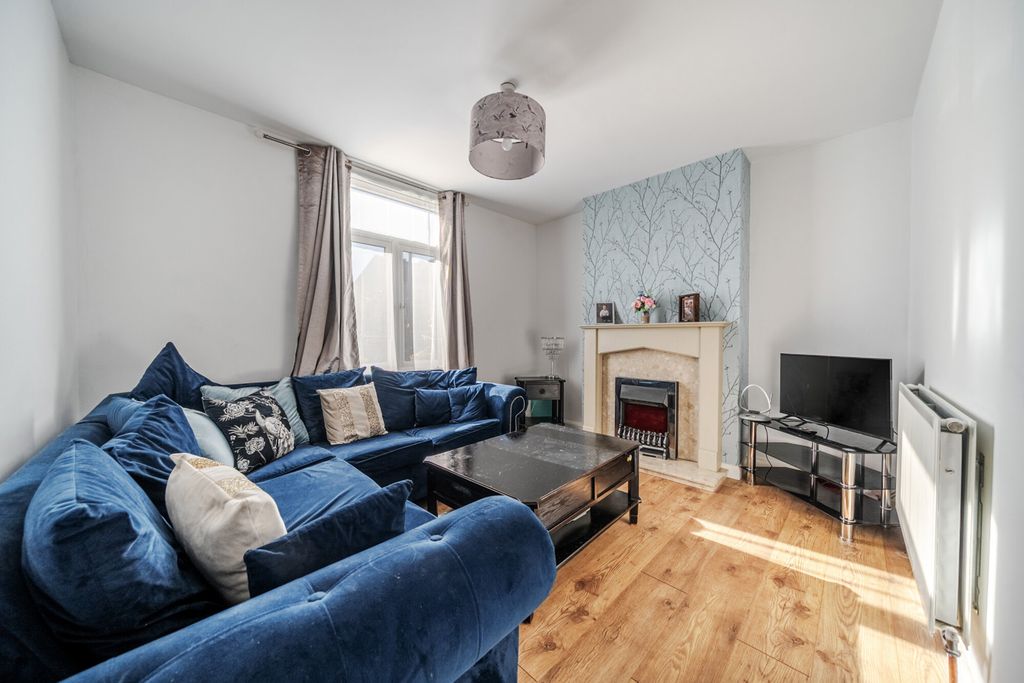 Property photo 2 of 14 1422907-9-69Baef5...