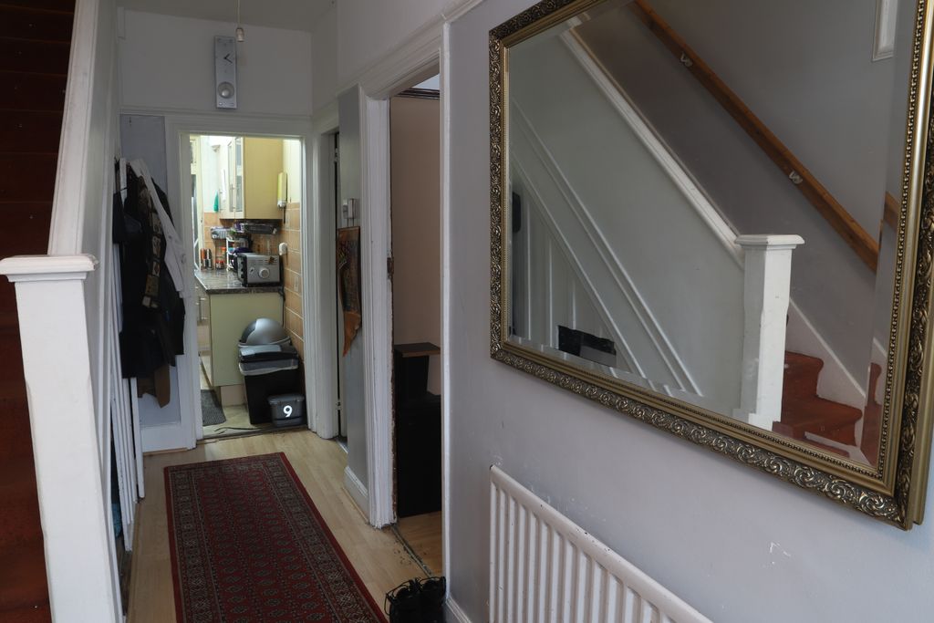 Property photo 2 of 6 Passage