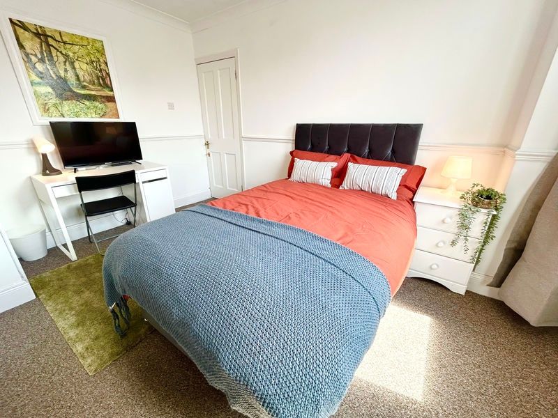Property photo 1 of 8 A Cozy Double Bedroom Featuring A Comfortable Bed ...