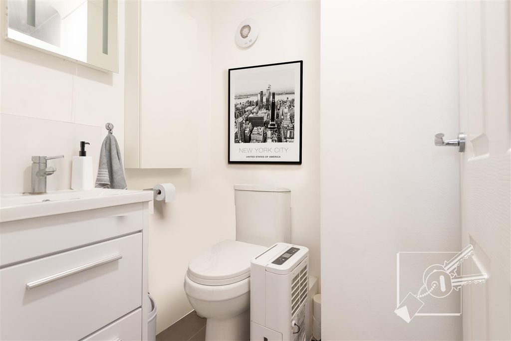 Property photo 3 of 11 En-Suite