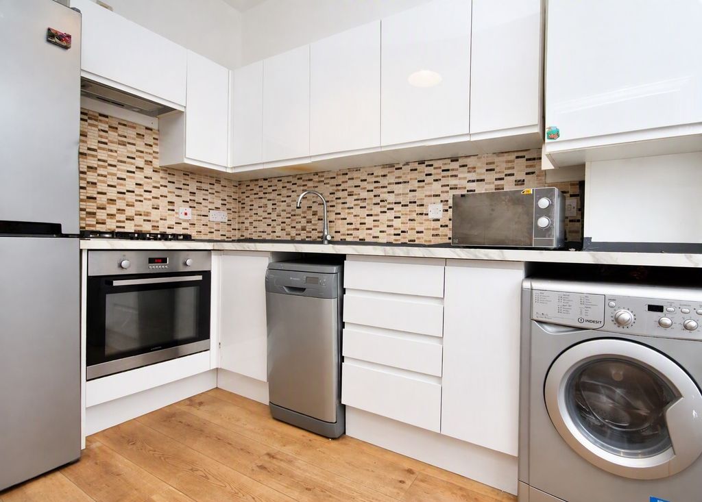 Property photo 3 of 6 Kitchen
