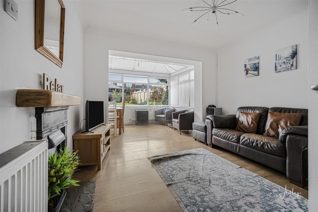 Property photo 2 of 20 Lounge