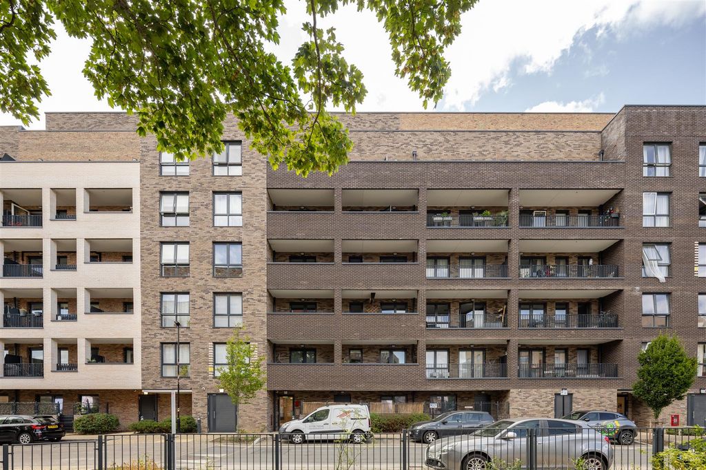 Property photo 2 of 30 Clarkson Crescent, E17