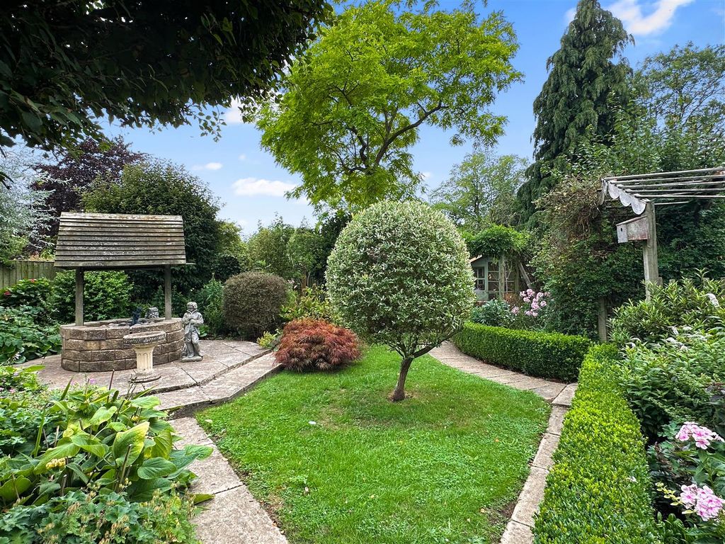 Property photo 3 of 26 Beautifully Landscaped Garden 923