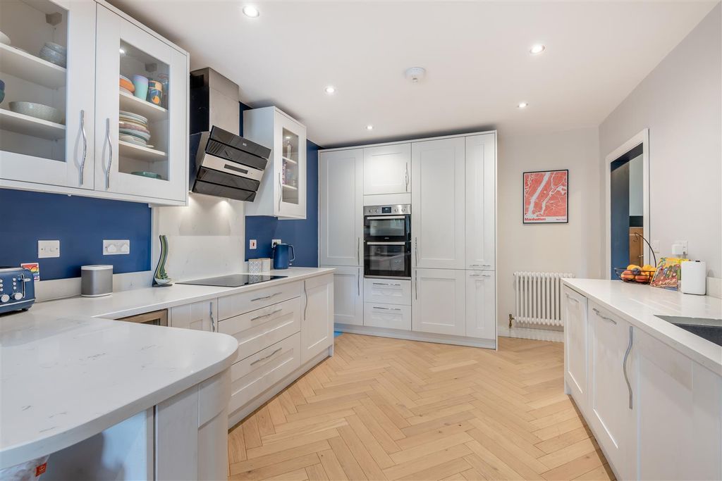 Property photo 2 of 11 8703859-Interior08.Jpg
