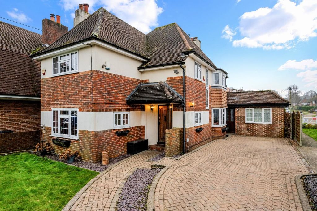 Property photo 2 of 28 Tattenham Way (9).Jpg