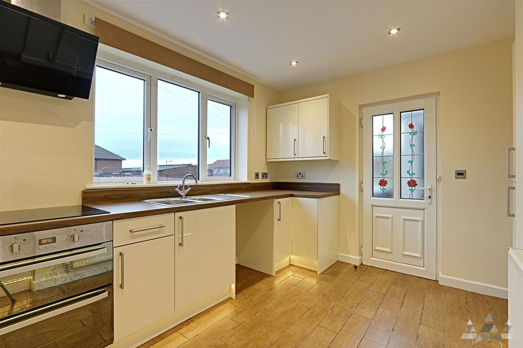 Property photo 2 of 14 Kitchen