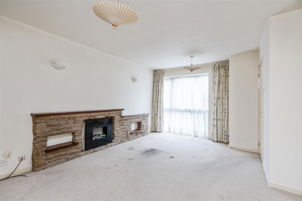 Property photo 3 of 13 14 Merryfield Close_1.Jpg
