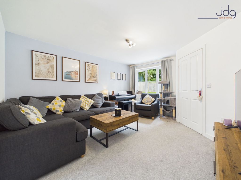 Property photo 3 of 14 Spacious Lounge