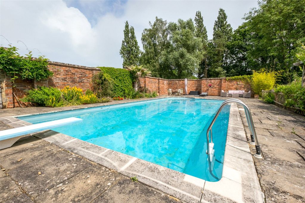 Property photo 3 of 25 Swimming Pool