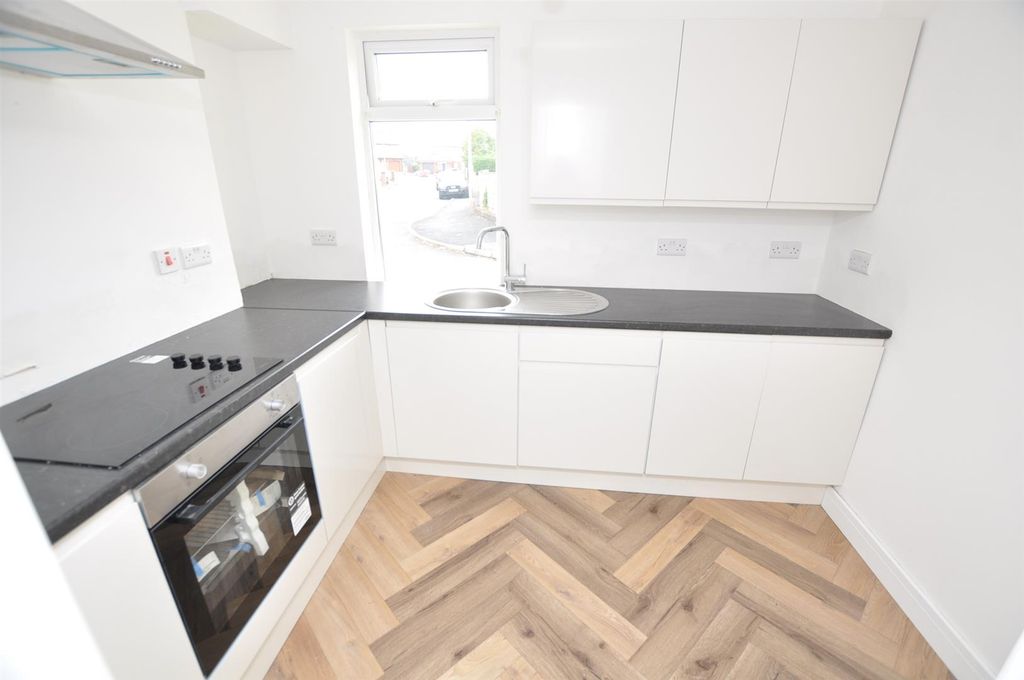 Property photo 3 of 12 Kitchen