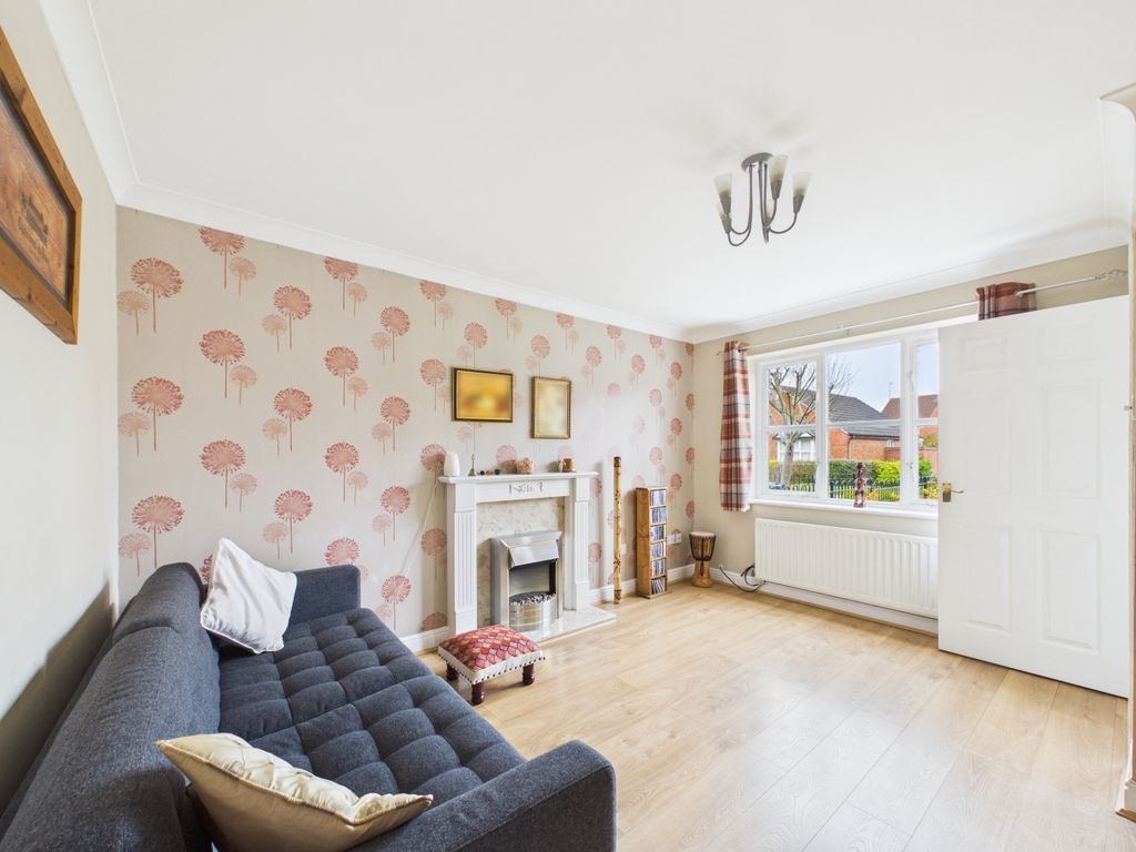 Property photo 3 of 17 Lounge