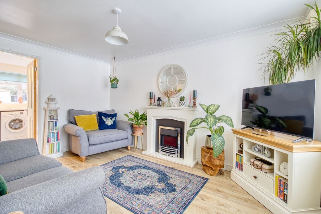 Property photo 2 of 13 Lounge - Ewemove Swindon South