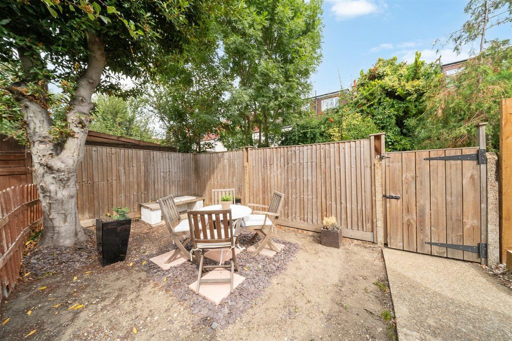 Property photo 2 of 12 Garden