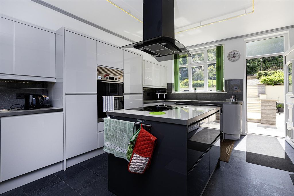 Property photo 3 of 49 Breakfast Kitchen