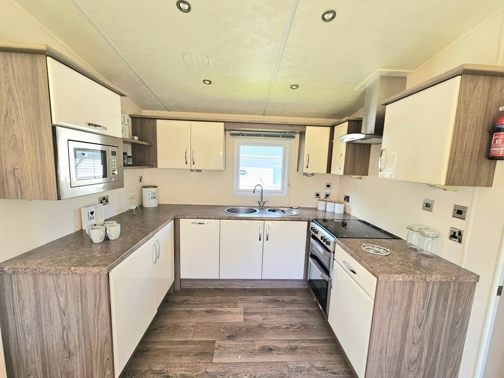 Property photo 2 of 16 Delta Cambridge 2016 Vs280992 76584558.Jpeg