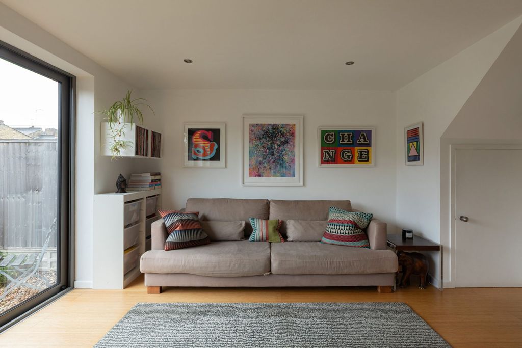 Property photo 2 of 18 Walter Besant House, E1