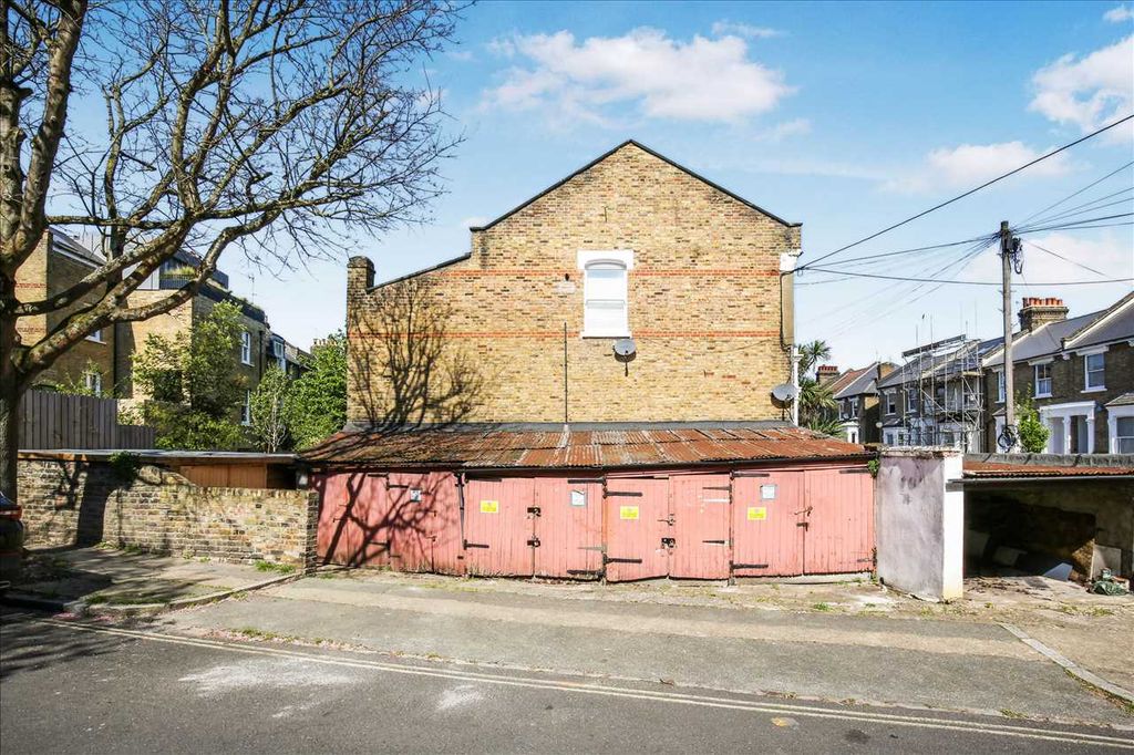 Property photo 2 of 27