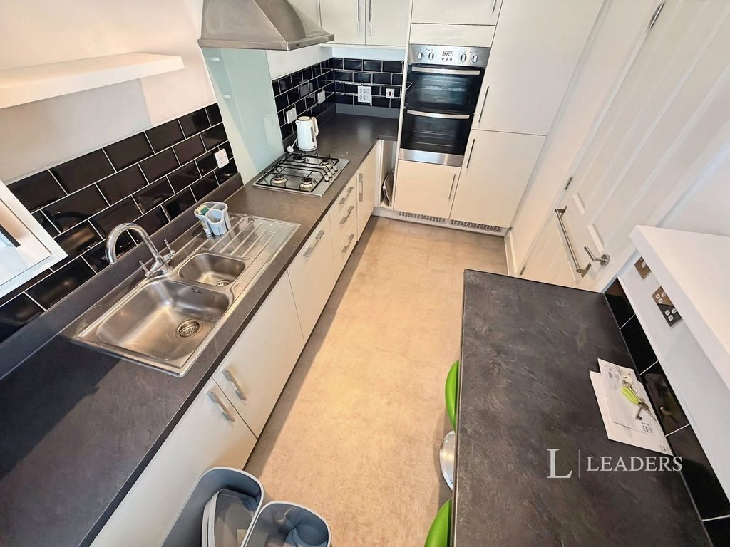 Property photo 3 of 10 Kitchen