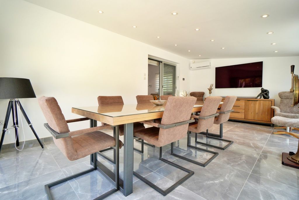 Property photo 2 of 31