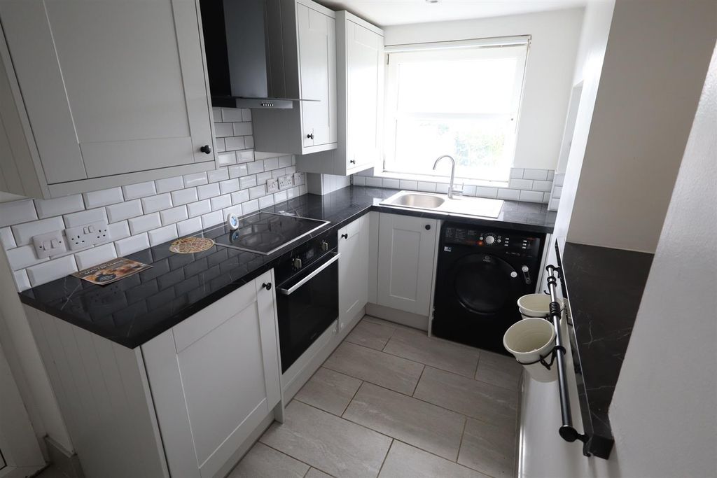 Property photo 2 of 6 Kitchen