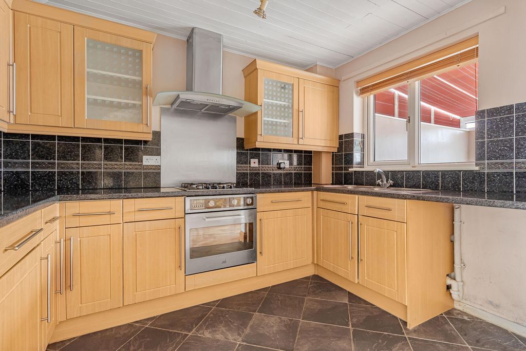 Property photo 3 of 18 18_91841.Jpg