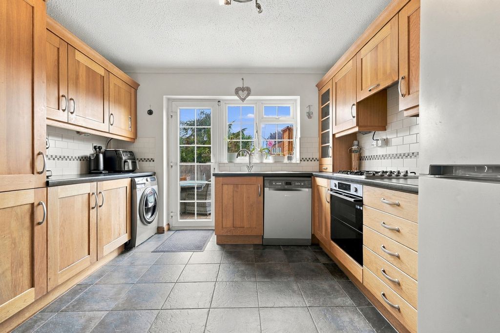 Property photo 3 of 28