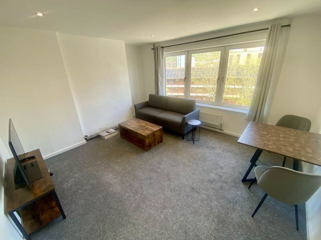 Property photo 2 of 17 Lounge 1