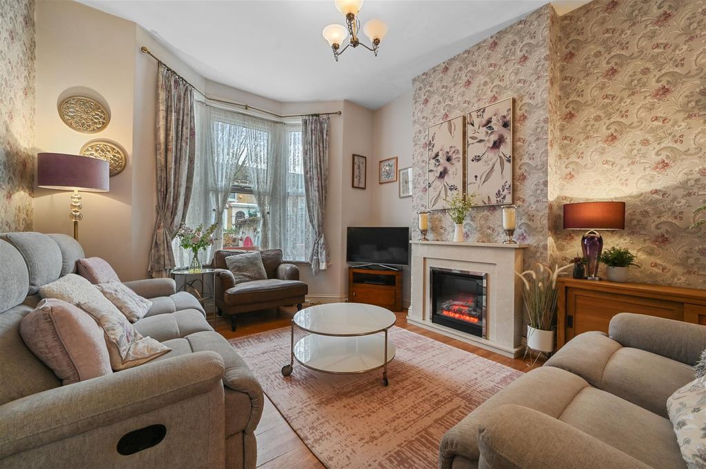 Property photo 2 of 30 Through Lounge