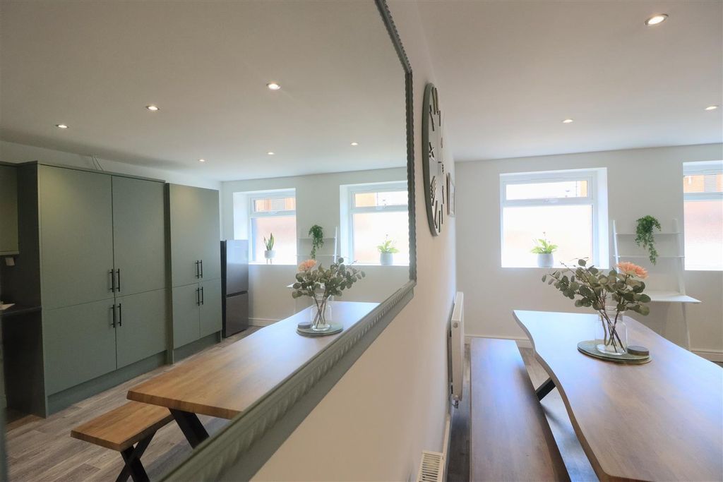 Property photo 3 of 9 Living / Kitchen / Diner