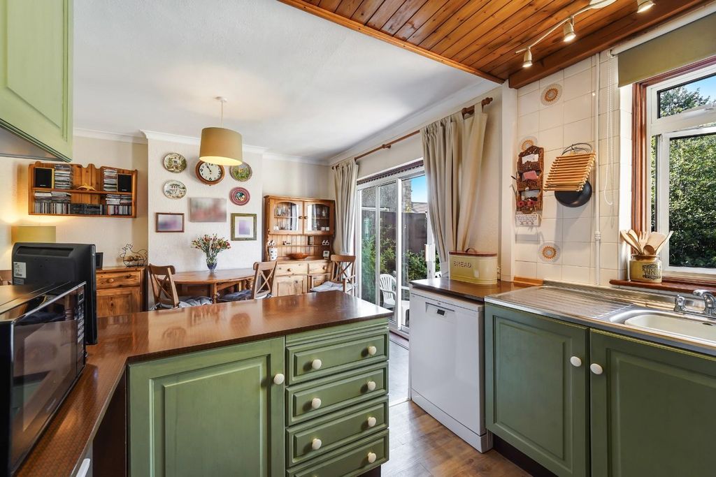 Property photo 2 of 14 Ravenswood Avenue