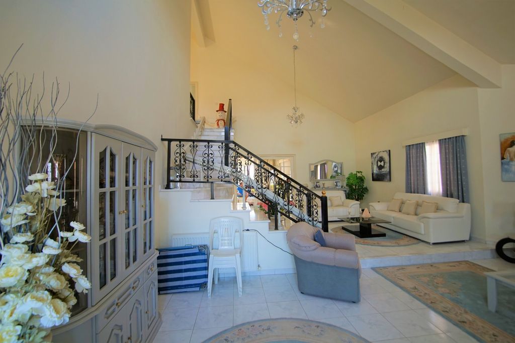 Property photo 2 of 33
