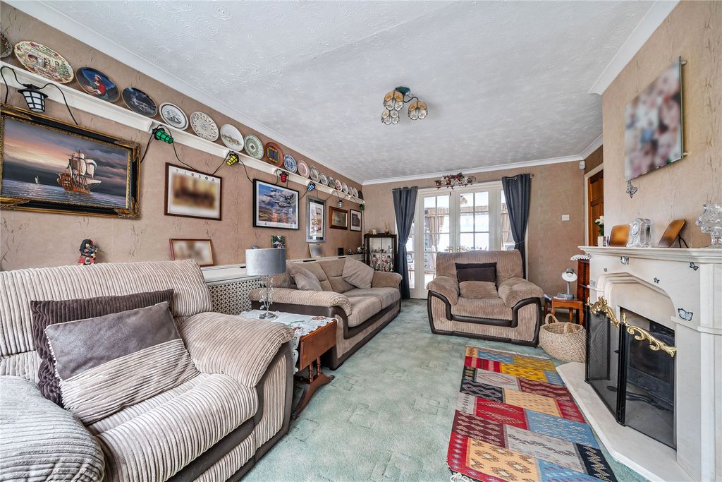 Property photo 3 of 21 Lounge