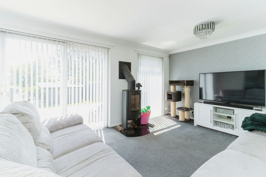 Property photo 3 of 15 Lounge