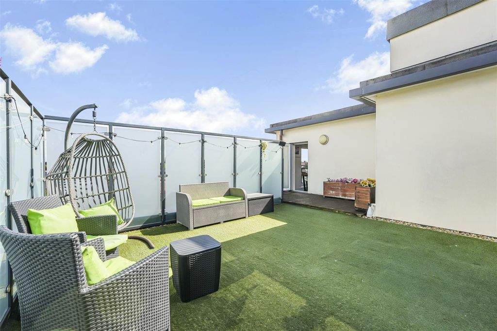 Property photo 2 of 12 Terrace