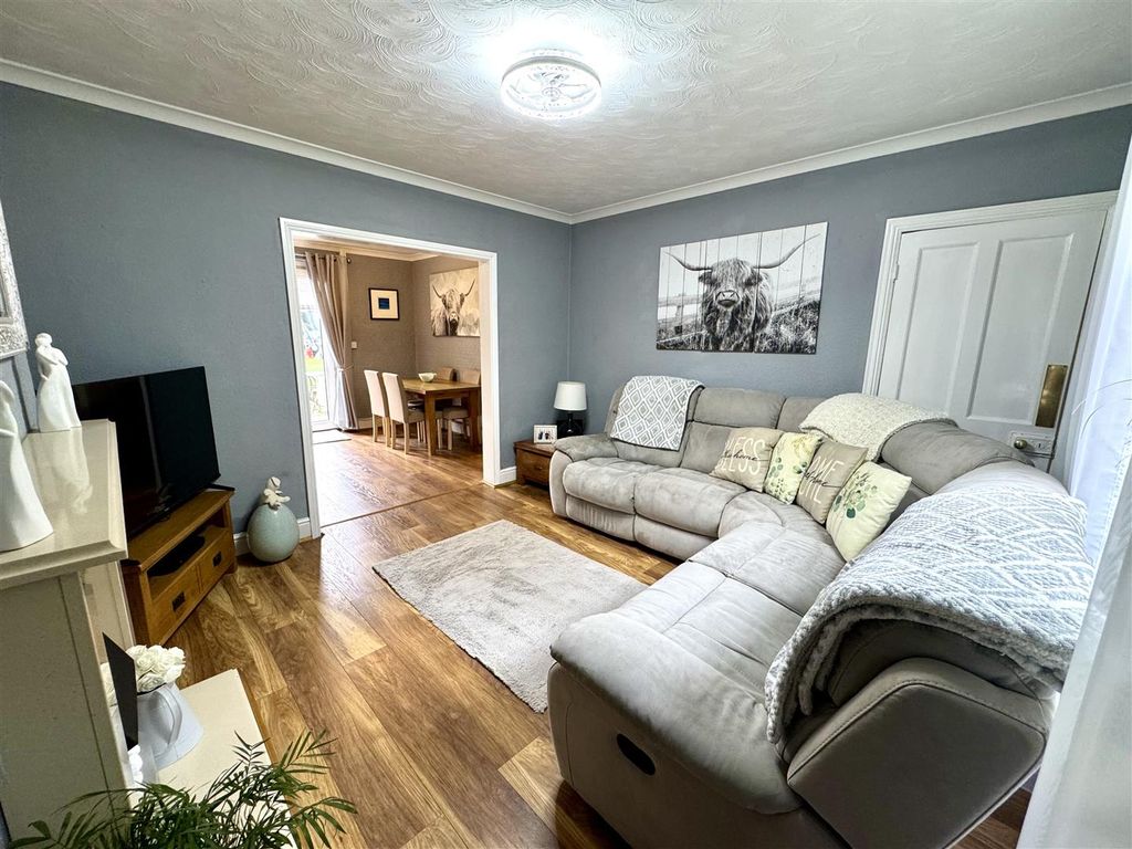 Property photo 3 of 18 Lounge