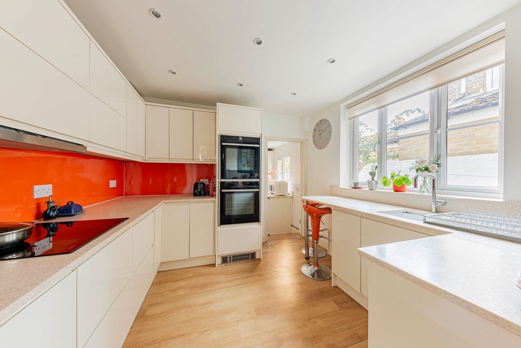 Property photo 2 of 31 Kitchen (1)