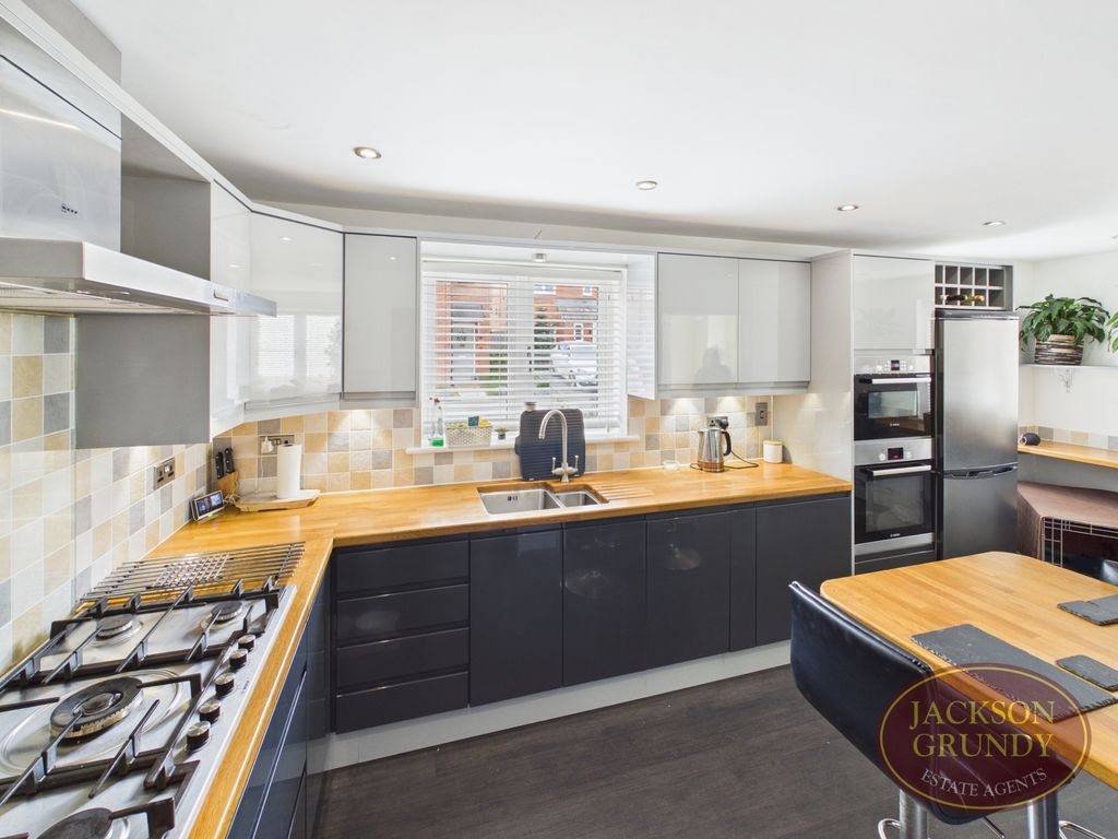 Property photo 2 of 13 2 Garner Close