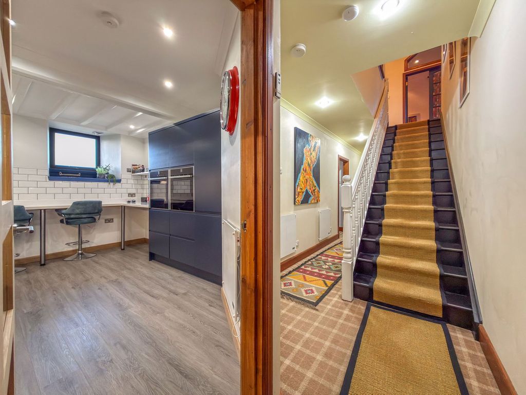 Property photo 3 of 28