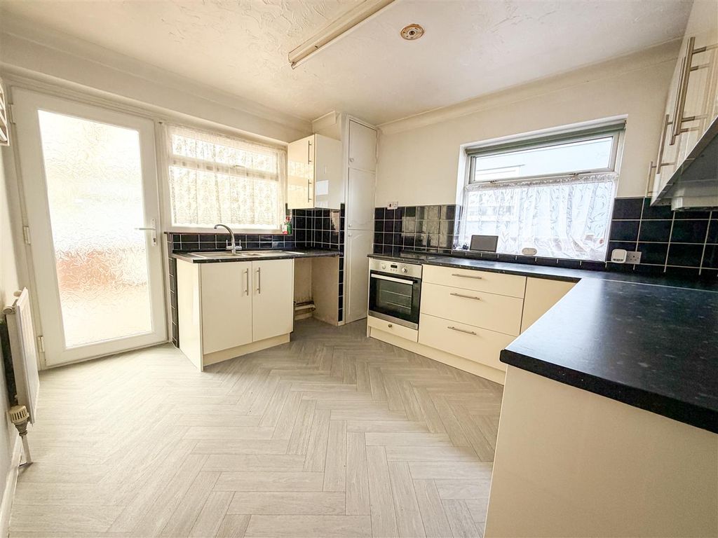 Property photo 3 of 21 Kitchen